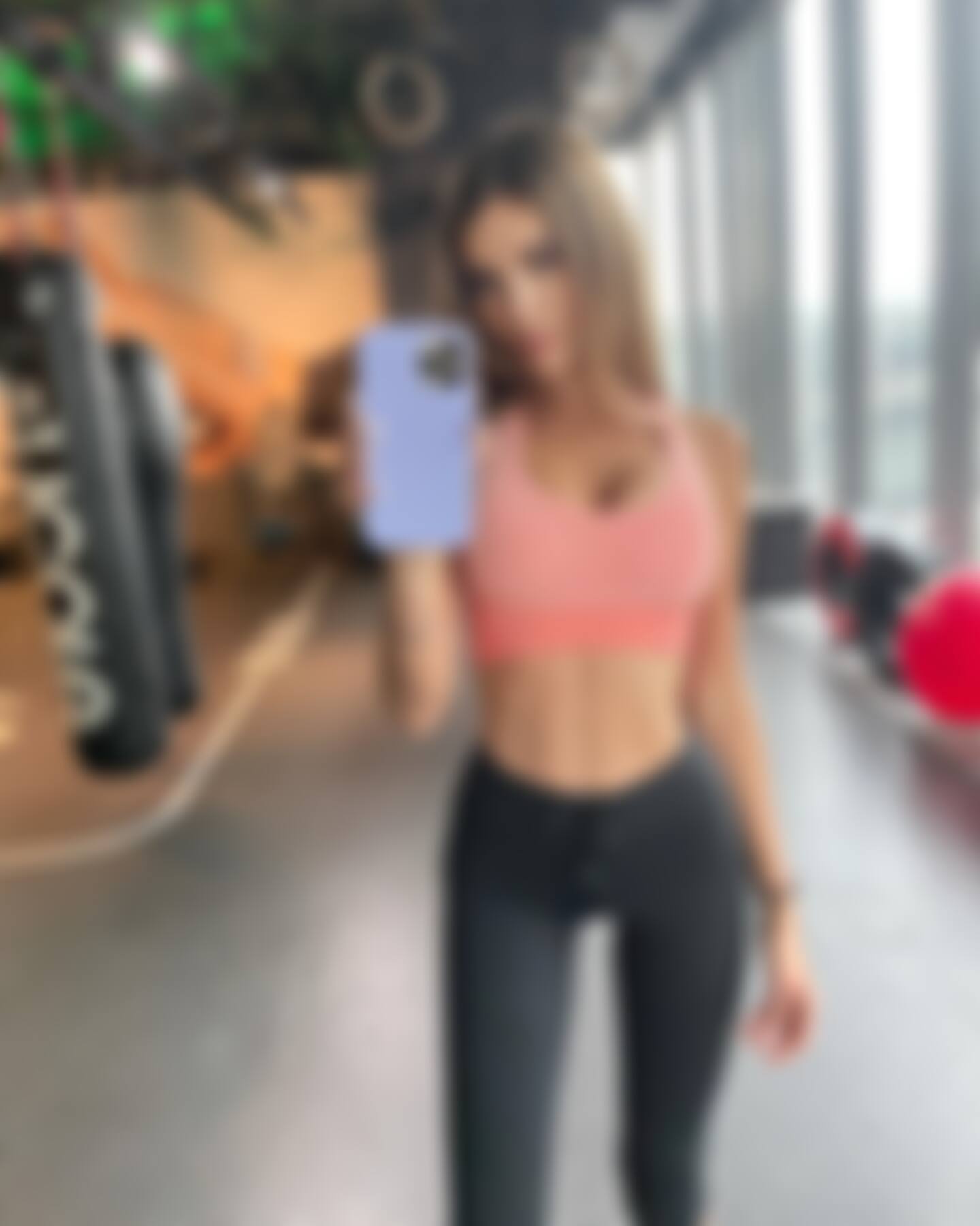 Лейла - арабская эскорт модель на верблюде в пустыне Дубая