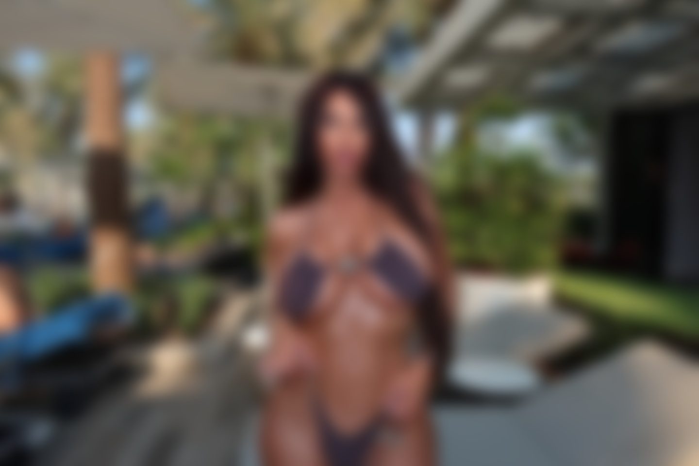 Тесс - инстаграм модель на футуристическом фоне в Дубае